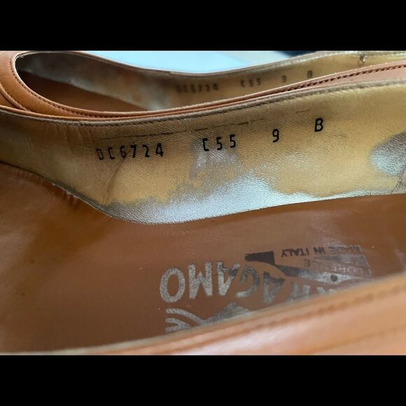 Ferragamo ~ caramel colored pumps ~ size 9 ~ see photos for imperfections - Picture 8 of 9